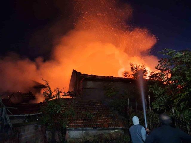 Burdur’da çıkan yangın geceyi aydınlattı 1