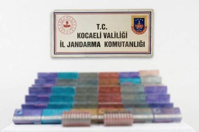 Kocaeli&rsquo;de 920 bin liralık 2 bin 830 paket ka&ccedil;ak &uuml;r&uuml;n yakalandı 1
