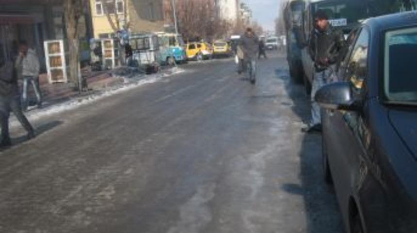 Kağızman’da yollar buz pistine döndü