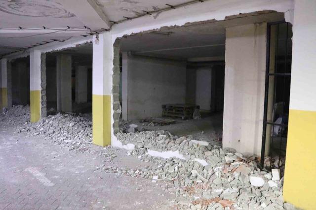 Otopark kavgası mahkemeye taşındı, molozlar ara&ccedil;ları mahsur bıraktı 5
