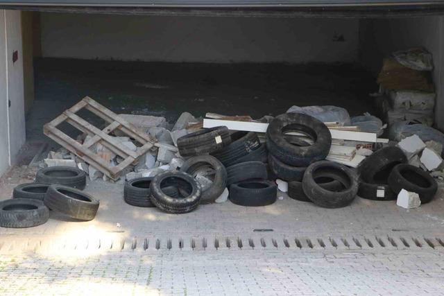 Otopark kavgası mahkemeye taşındı, molozlar ara&ccedil;ları mahsur bıraktı 4