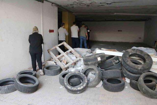 Otopark kavgası mahkemeye taşındı, molozlar ara&ccedil;ları mahsur bıraktı 1
