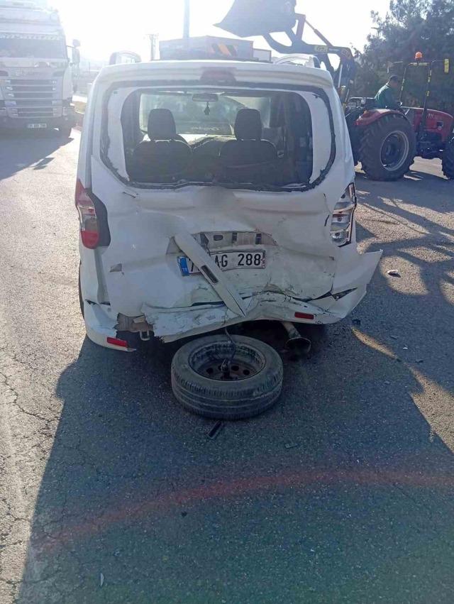 Kurtalan&rsquo;da otomobil ile hafif ticari ara&ccedil; &ccedil;arpıştı: 3 yaralı 3