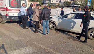 Kurtalan&rsquo;da otomobil ile hafif ticari ara&ccedil; &ccedil;arpıştı: 3 yaralı