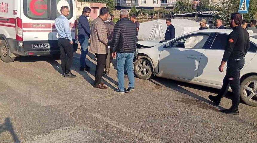 Kurtalan&rsquo;da otomobil ile hafif ticari ara&ccedil; &ccedil;arpıştı: 3 yaralı