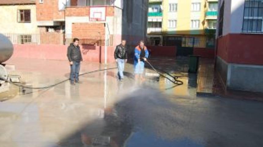 Okul bahçeleri yıkandı