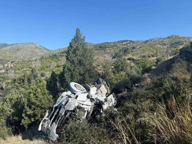 Antalya&rsquo;da k&ouml;m&uuml;r y&uuml;kl&uuml; tır şarampole devrildi: 2 yaralı 4