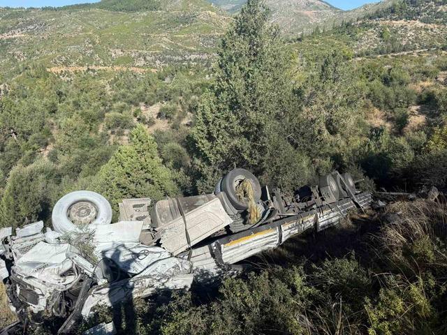 Antalya&rsquo;da k&ouml;m&uuml;r y&uuml;kl&uuml; tır şarampole devrildi: 2 yaralı 3