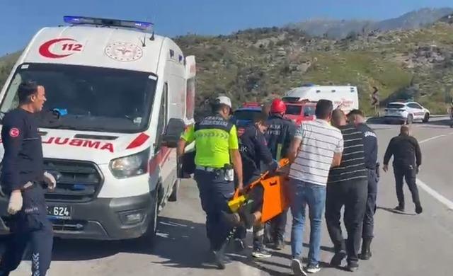 Antalya&rsquo;da k&ouml;m&uuml;r y&uuml;kl&uuml; tır şarampole devrildi: 2 yaralı 1