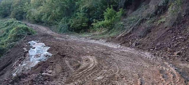 Heyelan b&ouml;lgesinde yol g&uuml;venliği sağlandı 3