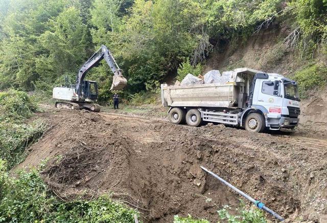 Heyelan b&ouml;lgesinde yol g&uuml;venliği sağlandı 1