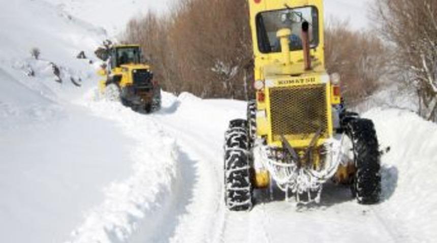 Sivas'ta kar yağışı, eğitimi ve ulaşımı aksatıyor
