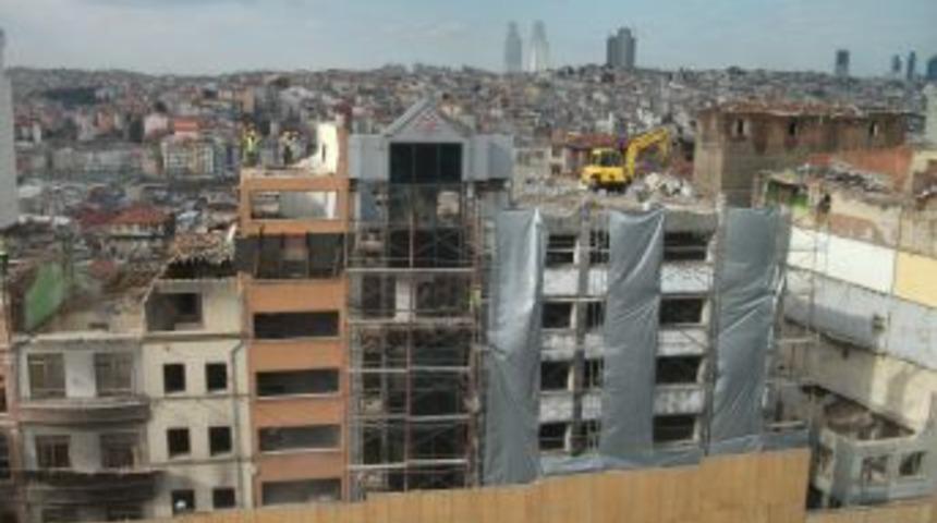 Dozer binaya &ccedil;ıktı