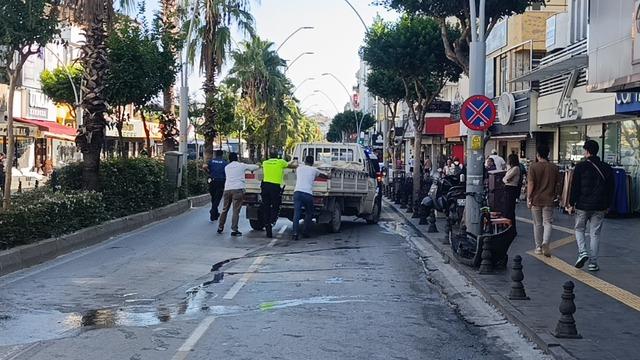 Kırmızı ışık ihlali yapan kamyonet ortalığı savaş alanına &ccedil;evirdi: 2 yaralı 8