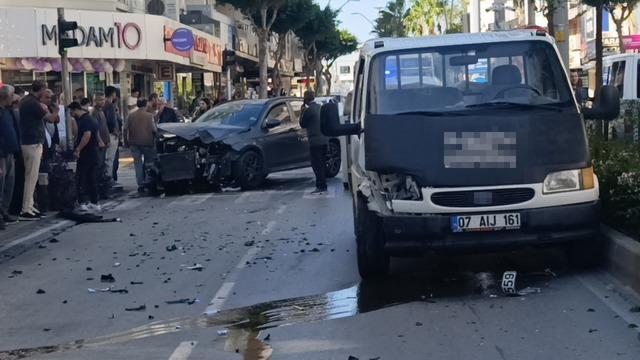 Kırmızı ışık ihlali yapan kamyonet ortalığı savaş alanına &ccedil;evirdi: 2 yaralı 5