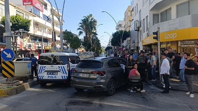 Kırmızı ışık ihlali yapan kamyonet ortalığı savaş alanına &ccedil;evirdi: 2 yaralı 4