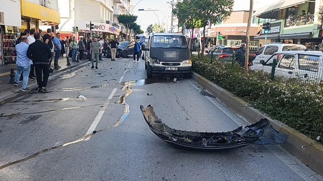 Kırmızı ışık ihlali yapan kamyonet ortalığı savaş alanına &ccedil;evirdi: 2 yaralı 3