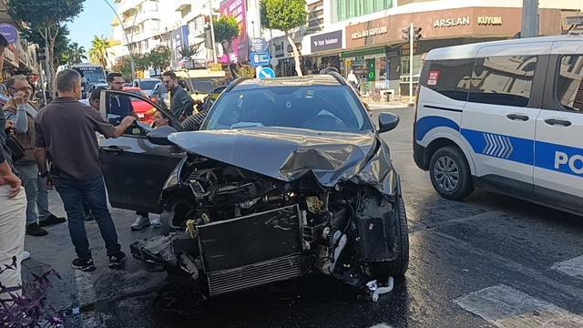 Kırmızı ışık ihlali yapan kamyonet ortalığı savaş alanına &ccedil;evirdi: 2 yaralı 2
