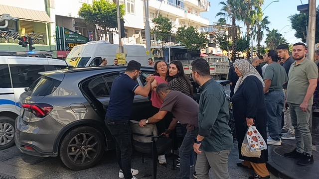 Kırmızı ışık ihlali yapan kamyonet ortalığı savaş alanına &ccedil;evirdi: 2 yaralı 1