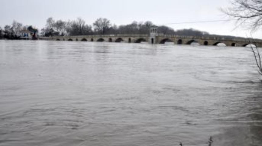 Su seviyesi y&uuml;kselen Meri&ccedil; Nehri, taşkın sınırına ulaştı
