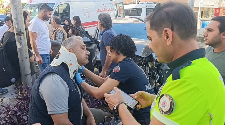 Kırmızı ışık ihlali yapan kamyonet ortalığı savaş alanına &ccedil;evirdi: 2 yaralı