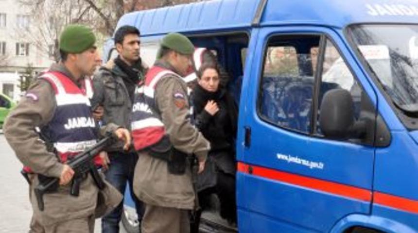 Ter&ouml;r &ouml;rg&uuml;t&uuml;ne &uuml;ye olmaktan aranan 3 kişi sınırda yakalandı
