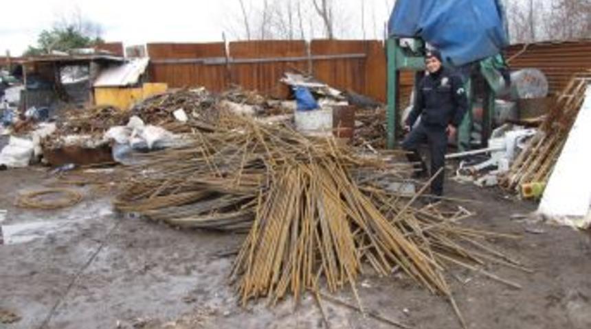 İnşaattan demir &ccedil;aldıkları ileri s&uuml;r&uuml;len iki kişi tutuklandı