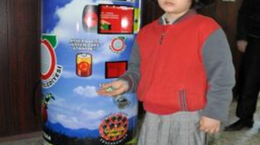 TAP, Amasya&rsquo;da 8 okula atık pil toplama makinesi dağıttı