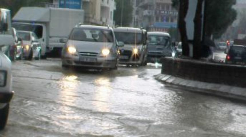 Sağanak yağmur Kuşadası'nı g&ouml;le &ccedil;evirdi