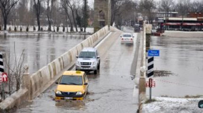 Taşkın suyu Tunca Köprüsü'ne girmeye başladı