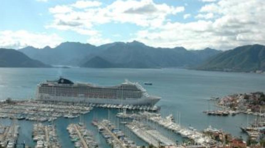 Dev yolcu gemisi fırtına sebebiyle Marmaris&rsquo;e yanaştı