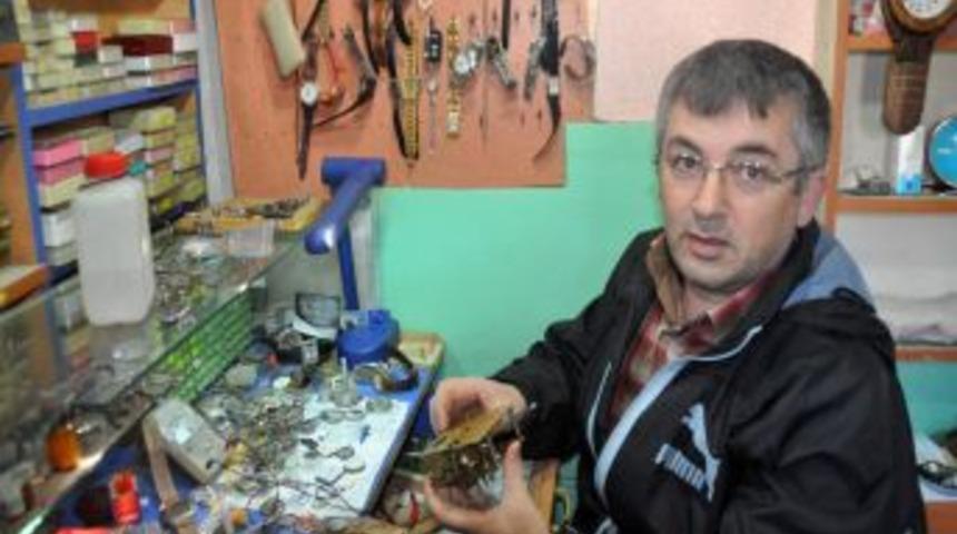 115 yıllık tarihi saat kulesi i&ccedil;erisinde saat tamir ediyor