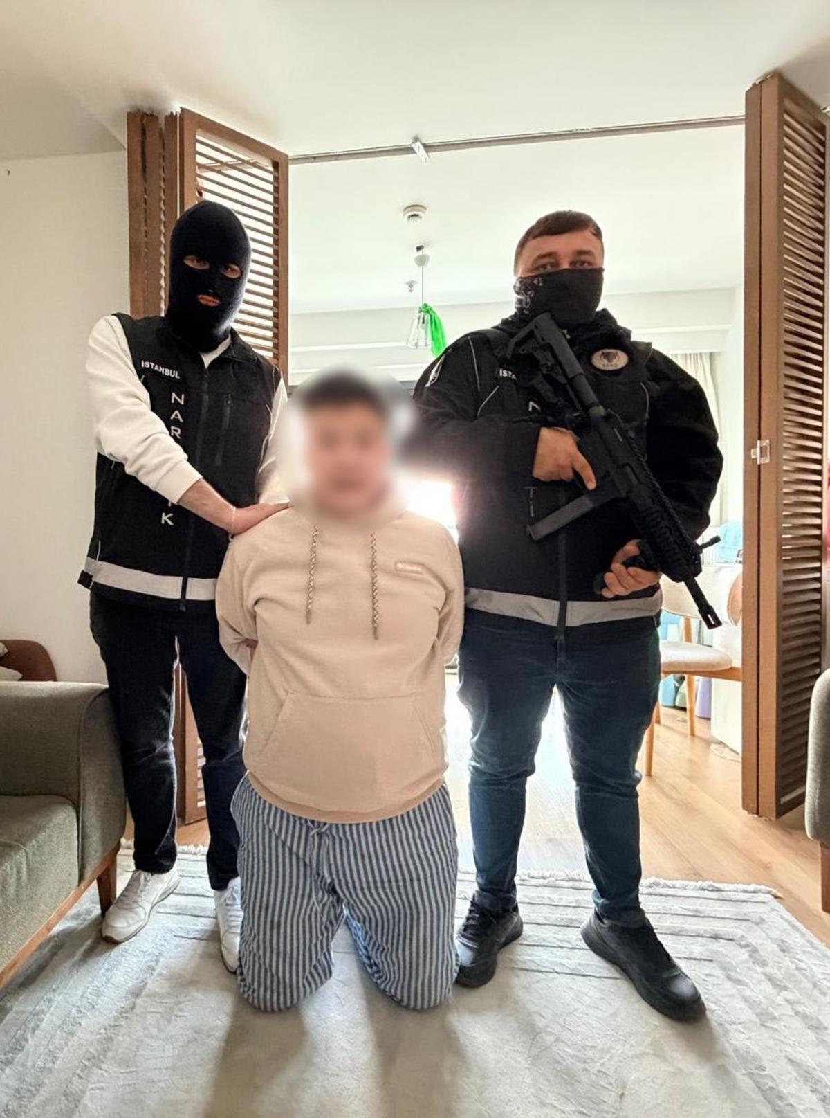 Mavi ve kırmızı b&uuml;ltenle aranıyorlardı! İstanbul da kıskıvrak yakalandılar 1