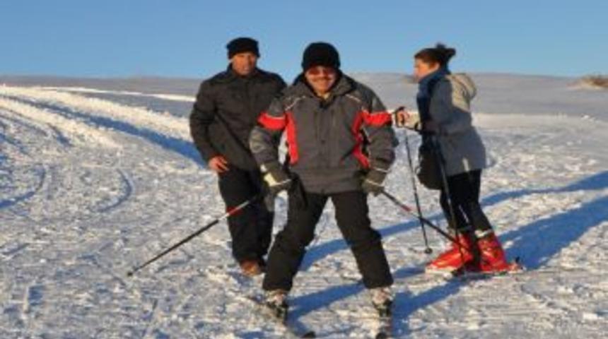 Vali Yılmaz, kar motoru ile &ccedil;ıktığı zirveden kayarken zorlandı