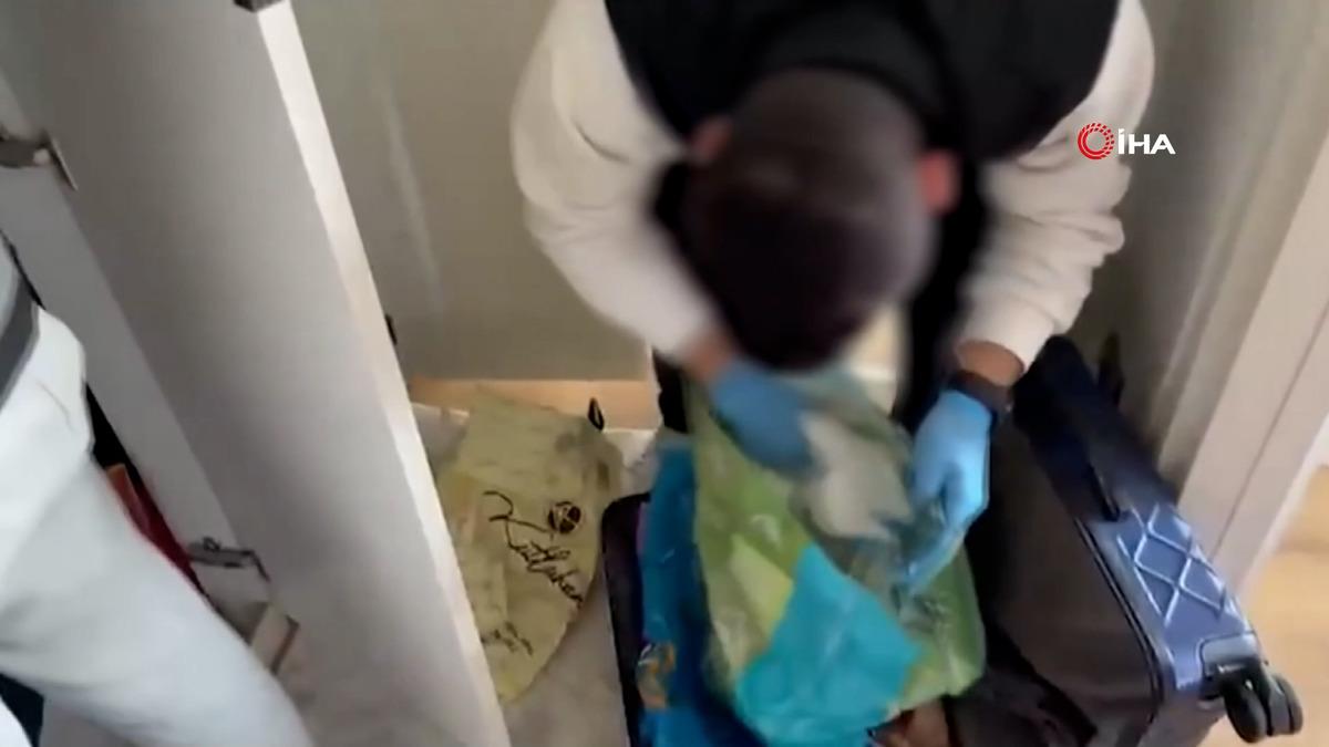 Mavi ve kırmızı b&uuml;ltenle aranıyorlardı! İstanbul da kıskıvrak yakalandılar 5