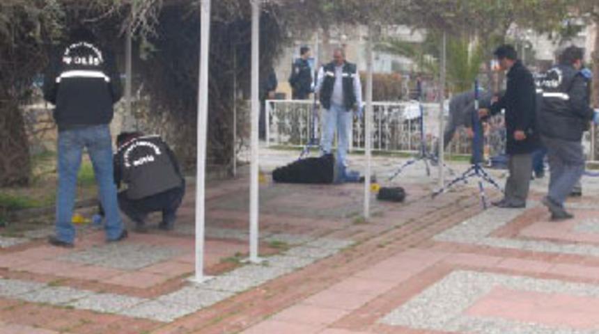 Kızının g&ouml;z&uuml; &ouml;n&uuml;nde boşandığı eşini &ouml;ld&uuml;rd&uuml;