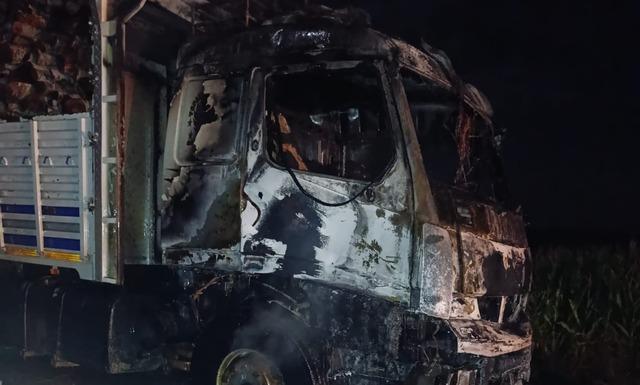 Vezirk&ouml;pr&uuml;&rsquo;de odun y&uuml;kl&uuml; kamyonda yangın &ccedil;ıktı 2