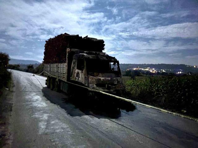 Vezirk&ouml;pr&uuml;&rsquo;de odun y&uuml;kl&uuml; kamyonda yangın &ccedil;ıktı 1