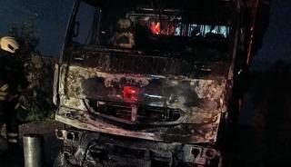 Vezirk&ouml;pr&uuml;&rsquo;de odun y&uuml;kl&uuml; kamyonda yangın &ccedil;ıktı