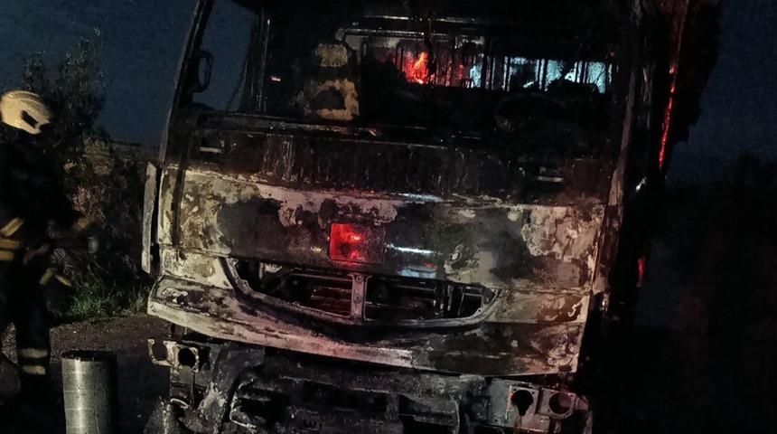 Vezirk&ouml;pr&uuml;&rsquo;de odun y&uuml;kl&uuml; kamyonda yangın &ccedil;ıktı