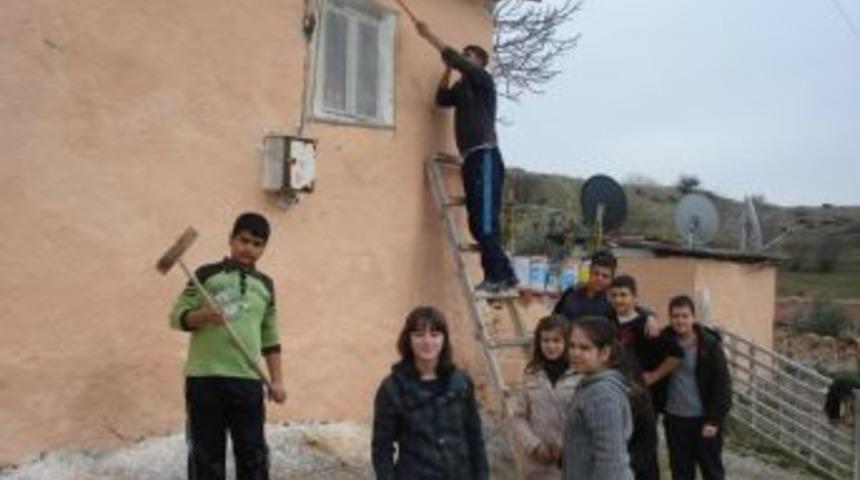&Ouml;ğrenciler ihtiya&ccedil; sahibi bir ailenin evini boyadı