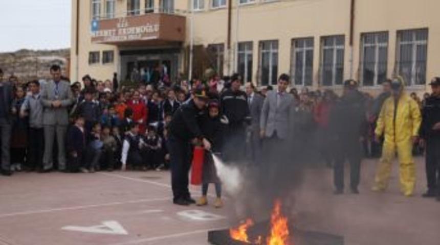 Tatbikatta &ouml;ğretmenlerini kurtaran itfaiyecileri alkış yağmuruna tuttular