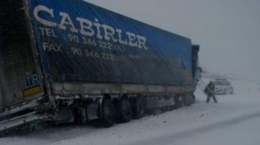 Kar yağışı ve tipi kazaları da beraberinde getirdi
