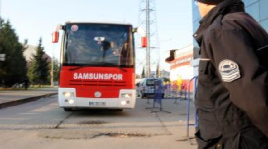 Samsunspor kafilesini taşıyan otobüse tren çarptı