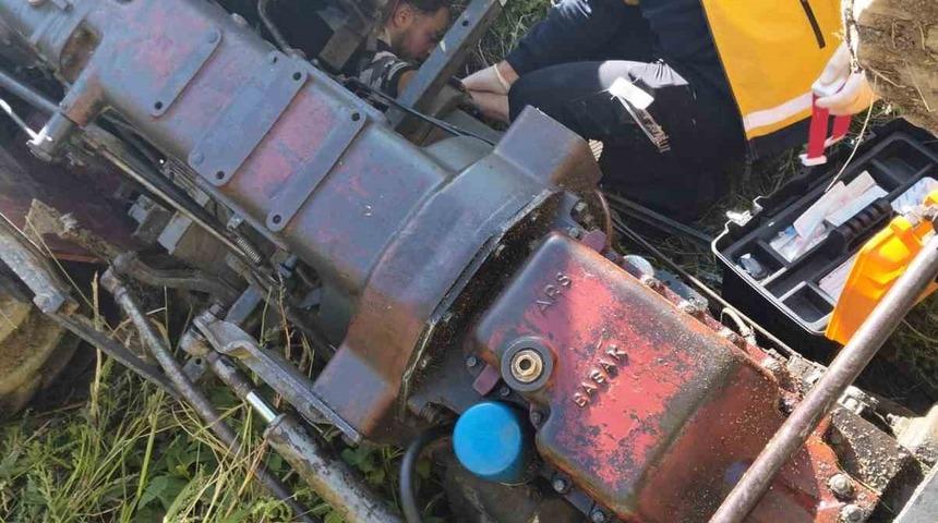 Devrilen trakt&ouml;r&uuml;n altında kalan s&uuml;r&uuml;c&uuml; yaralandı