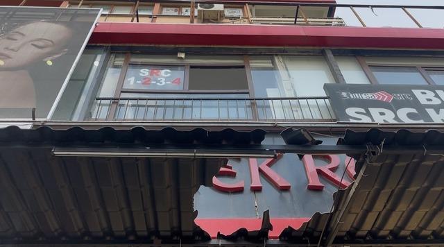 Kediyi kurtarmak isteyen eğitimci yere b&ouml;yle &ccedil;akıldı 2