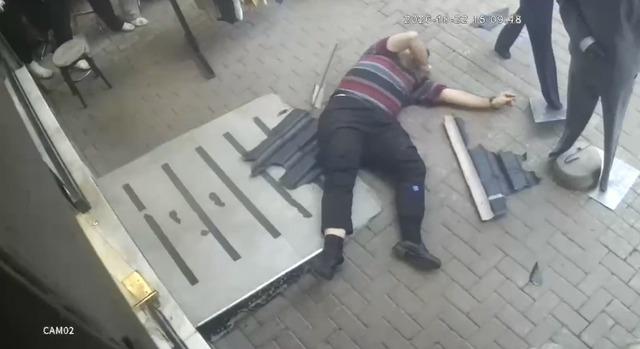 Kediyi kurtarmak isteyen eğitimci yere b&ouml;yle &ccedil;akıldı 1