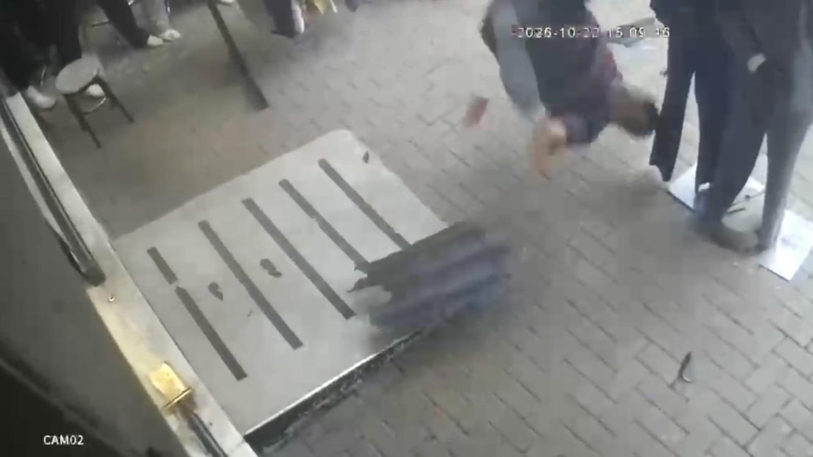 Kediyi kurtarmak isteyen eğitimci yere böyle çakıldı