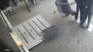 Kediyi kurtarmak isteyen eğitimci yere böyle çakıldı