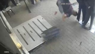 Kediyi kurtarmak isteyen eğitimci yere b&ouml;yle &ccedil;akıldı